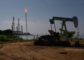 Petróleo fecha em queda de quase 7% com otimismo sobre negociações entre EUA-Irã