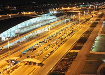 Irã fecha aeroportos enquanto conflito com Israel se intensifica