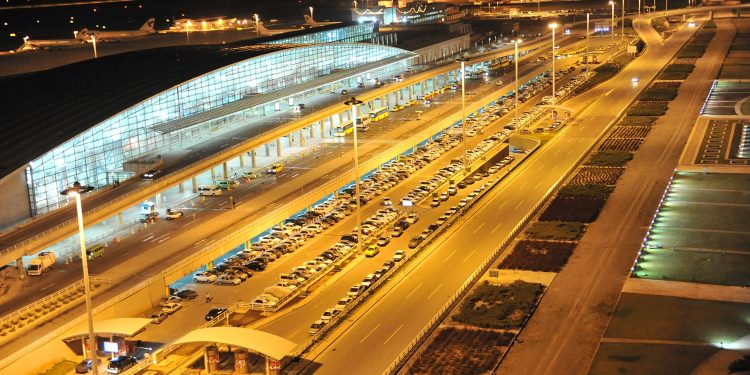 Irã fecha aeroportos enquanto conflito com Israel se intensifica