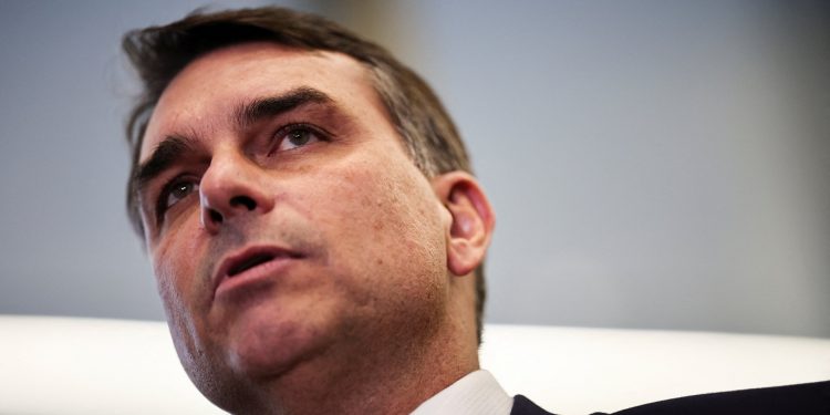 TCU arquiva representação de Flávio Bolsonaro sobre ex-nora de Lula